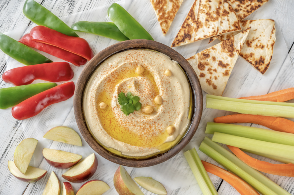 hummus with veggies and pita chips